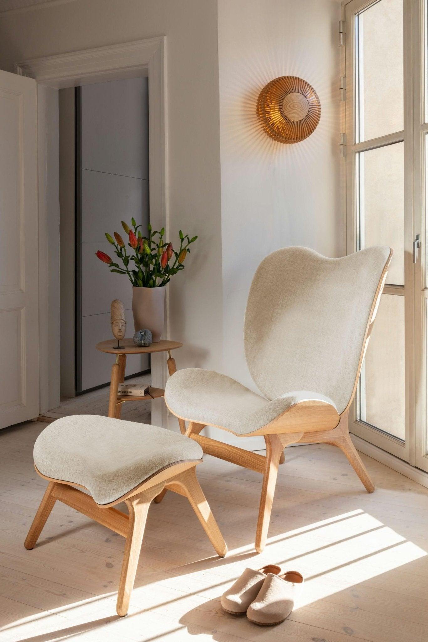 Fotel CONVERSATION PIECE TALL beżowy z ciemno dębową podstawą – drewno dębowe, Umage