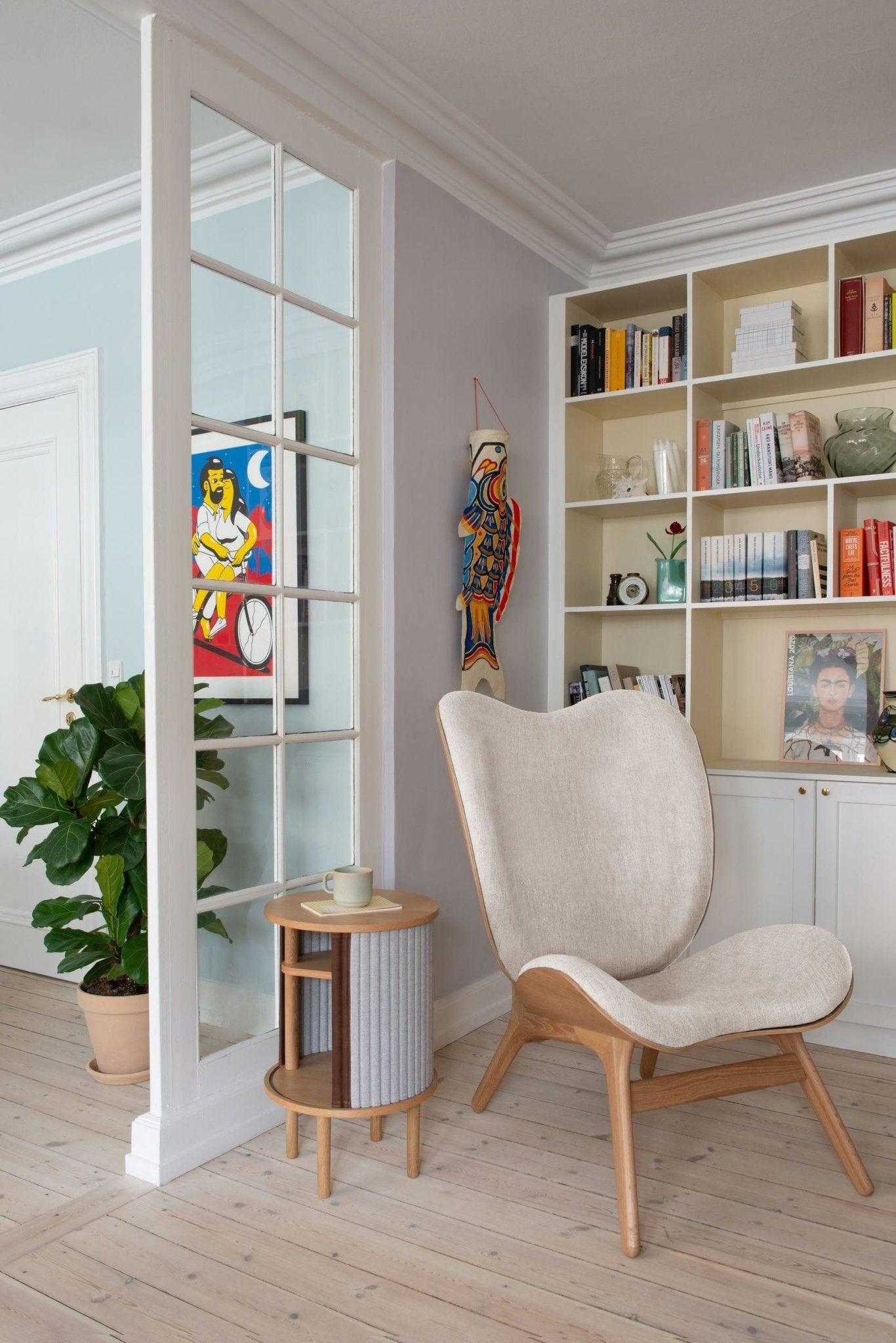 Fotel CONVERSATION PIECE TALL beżowy z dębową podstawą UMAGE Eye on Design