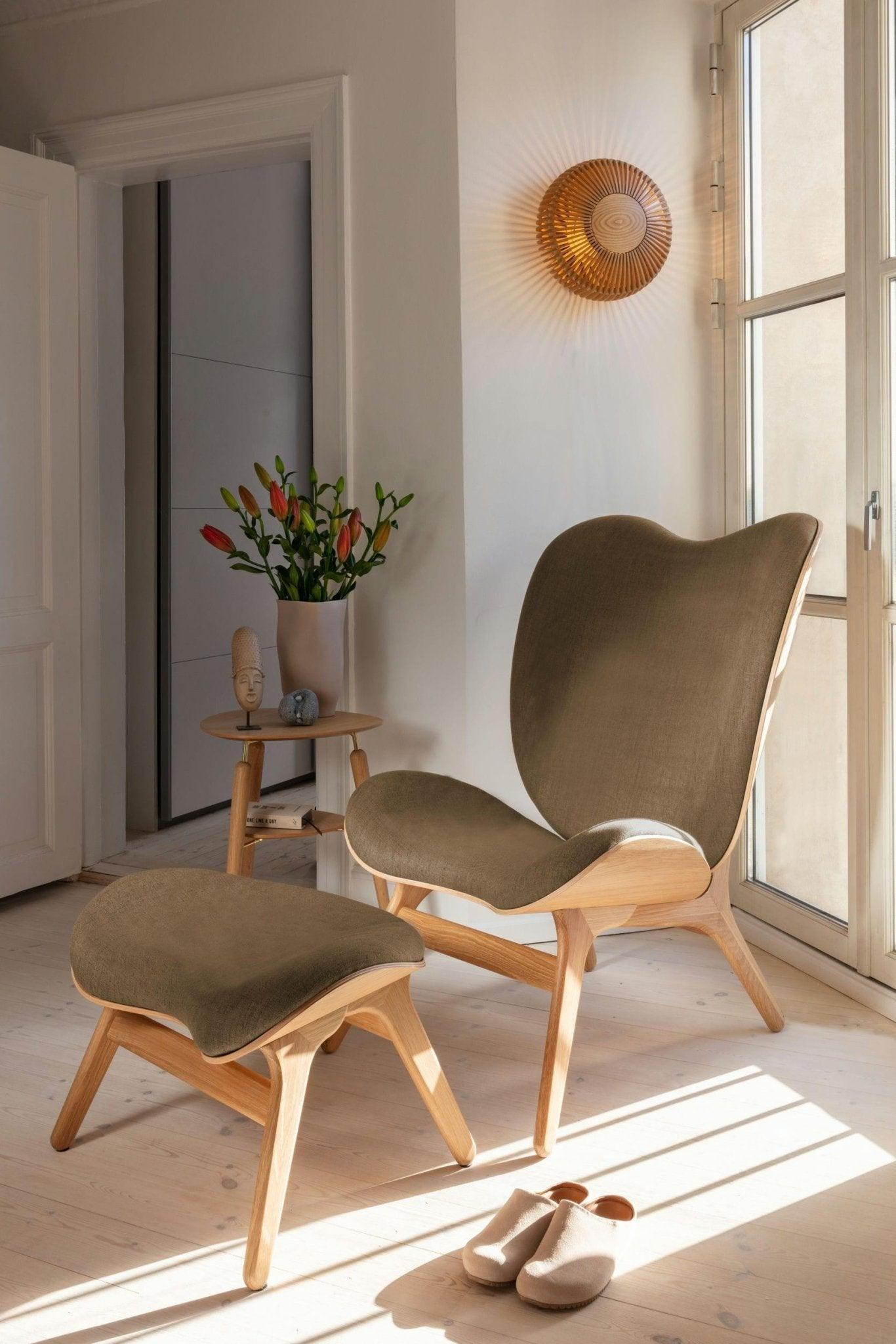 Fotel CONVERSATION PIECE TALL karmelowy z ciemno dębową podstawą UMAGE Eye on Design