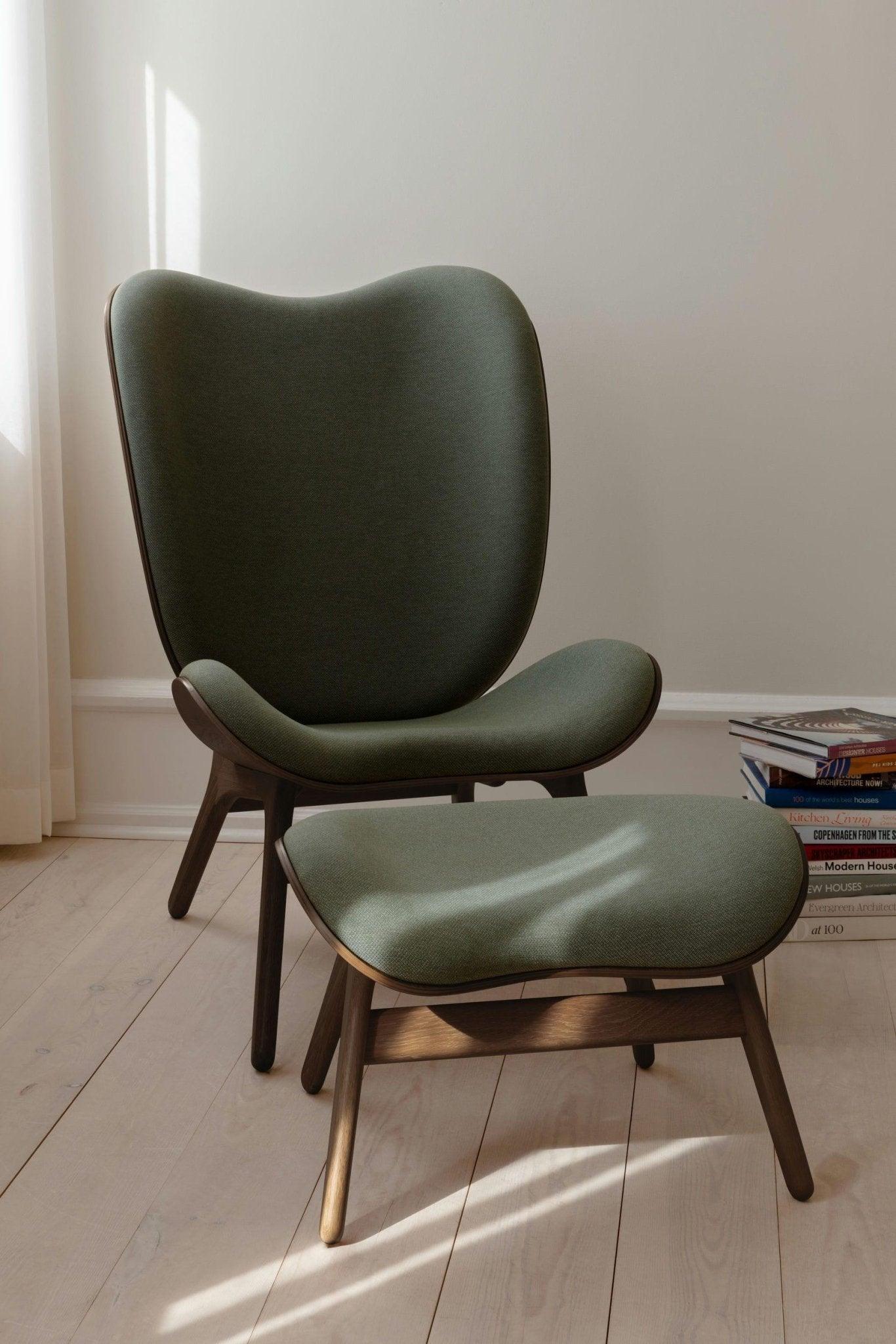 Fotel CONVERSATION PIECE TALL kawowy z czarną podstawą UMAGE Eye on Design