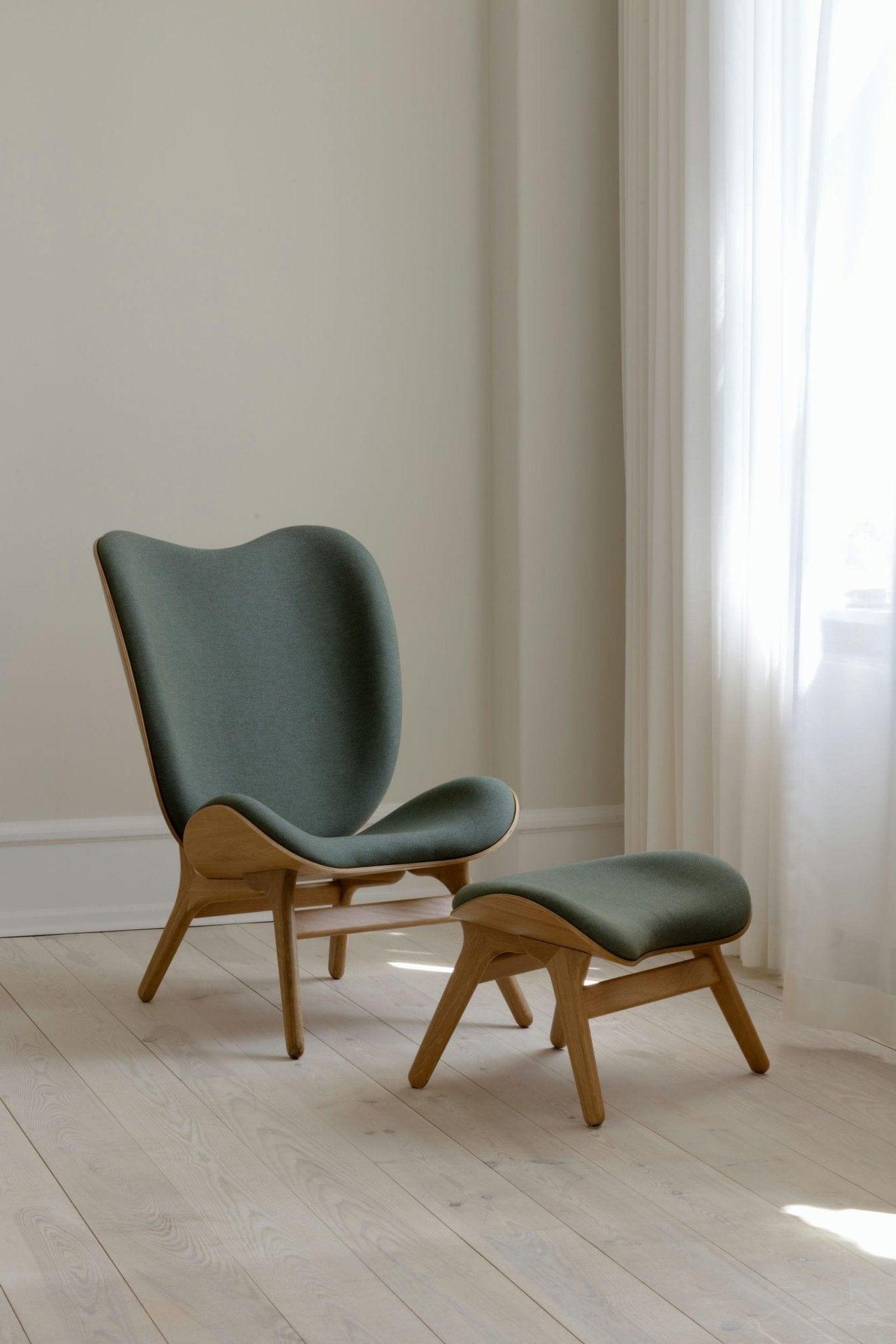 Fotel CONVERSATION PIECE TALL szałwiowy z dębową podstawą UMAGE Eye on Design