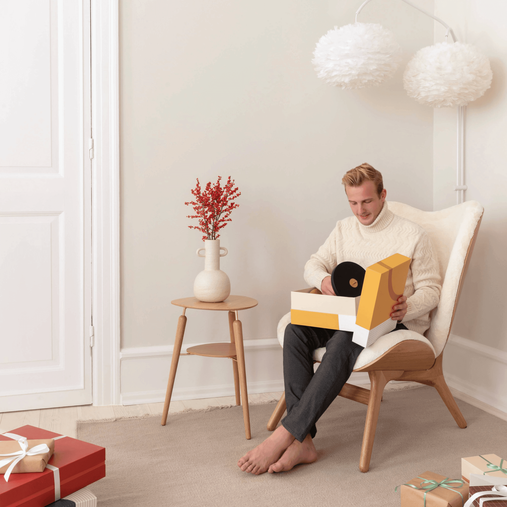 Fotel CONVERSATION PIECE TALL żółty z ciemno dębową podstawą UMAGE Eye on Design