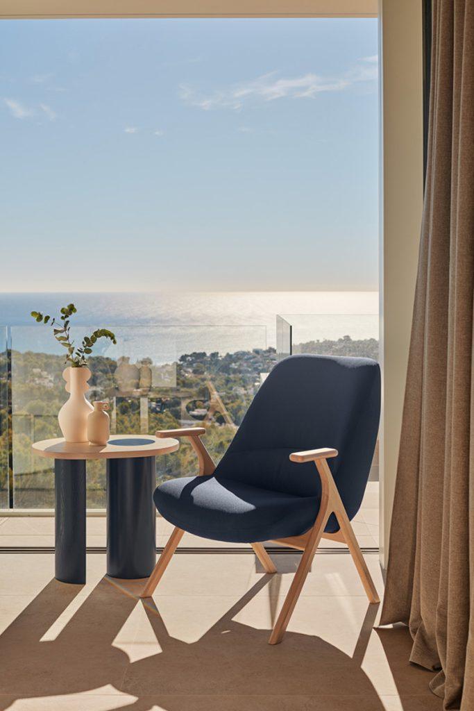 Fotel DINS ciemnoniebieski z drewnianą podstawą Teulat Eye on Design