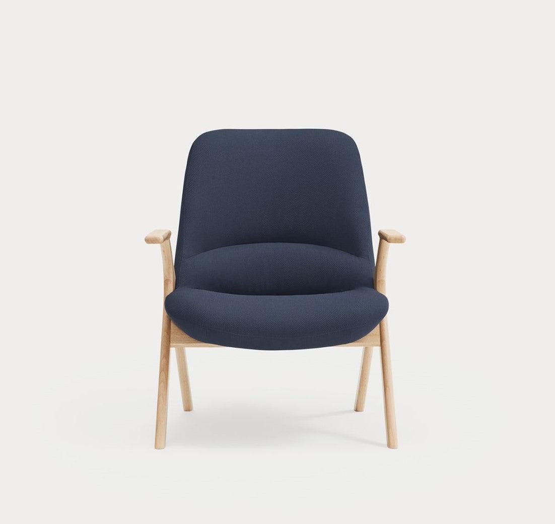 Fotel DINS ciemnoniebieski z drewnianą podstawą Teulat Eye on Design