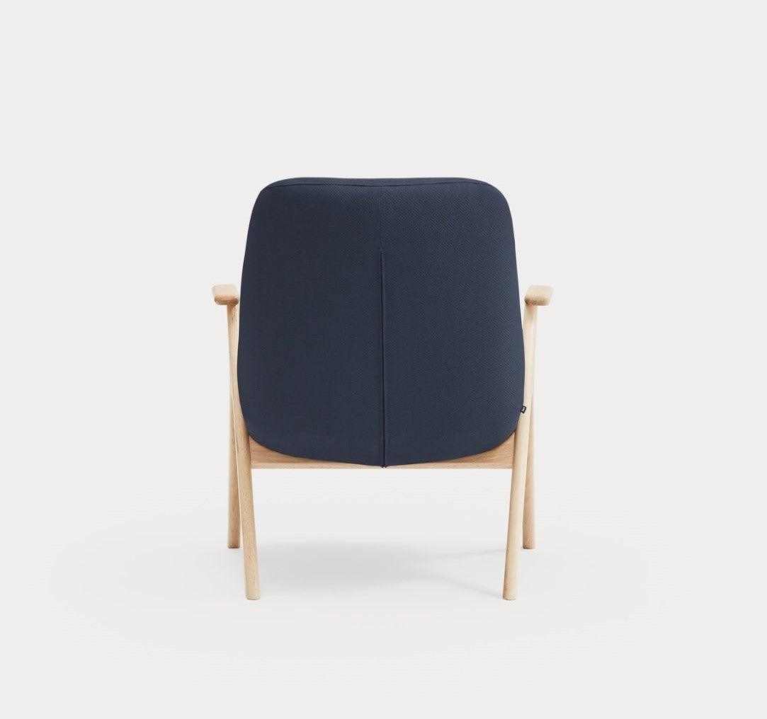 Fotel DINS ciemnoniebieski z drewnianą podstawą Teulat Eye on Design