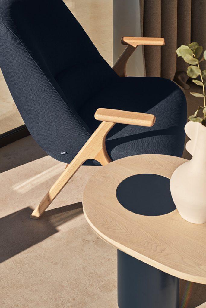 Fotel DINS ciemnoniebieski z drewnianą podstawą Teulat Eye on Design