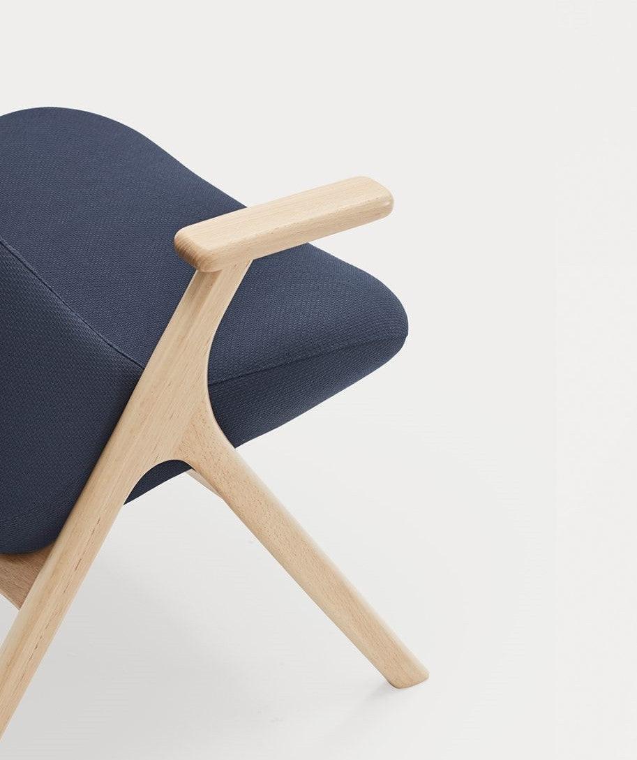 Fotel DINS ciemnoniebieski z drewnianą podstawą Teulat Eye on Design