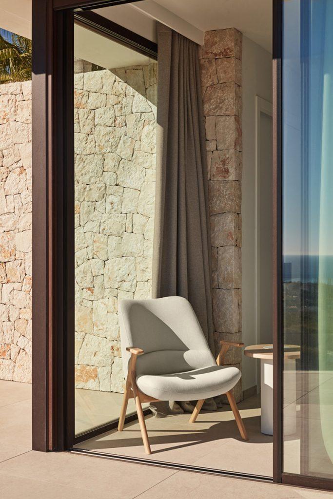 Fotel DINS kremowy z drewnianą podstawą Teulat Eye on Design