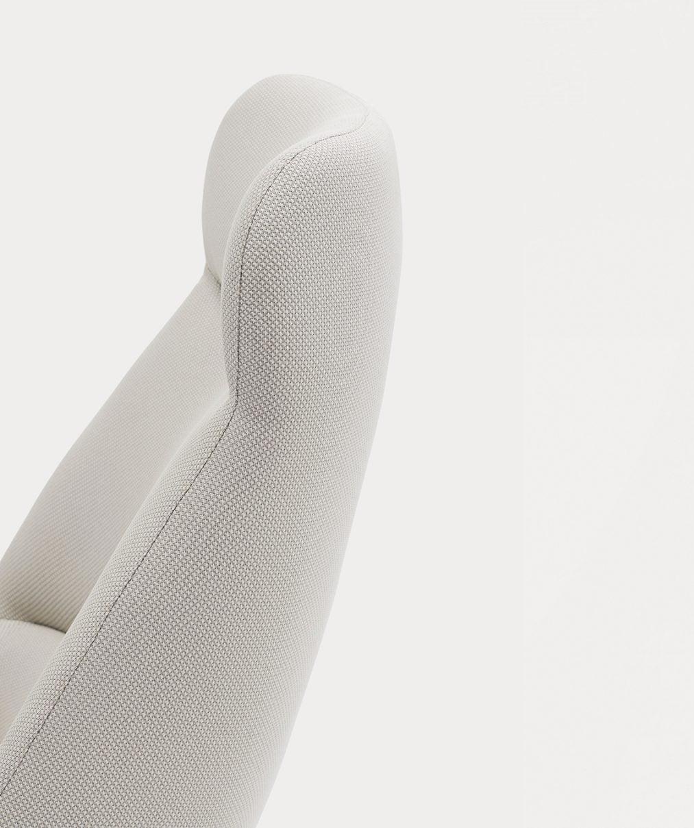 Fotel DINS wysoki kremowy z drewnianą podstawą Teulat Eye on Design