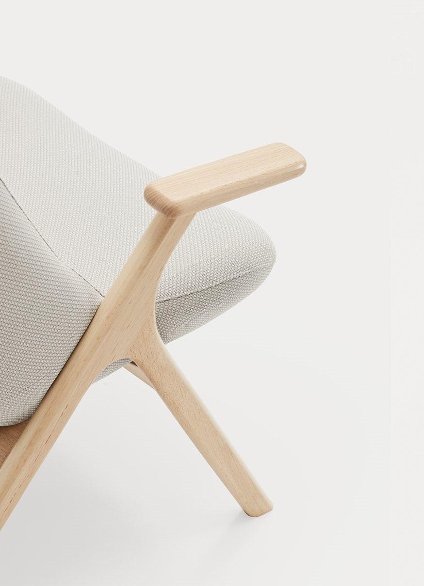 Fotel DINS wysoki kremowy z drewnianą podstawą Teulat Eye on Design