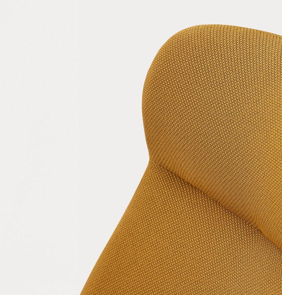 Fotel DINS wysoki musztardowy z drewnianą podstawą Teulat Eye on Design