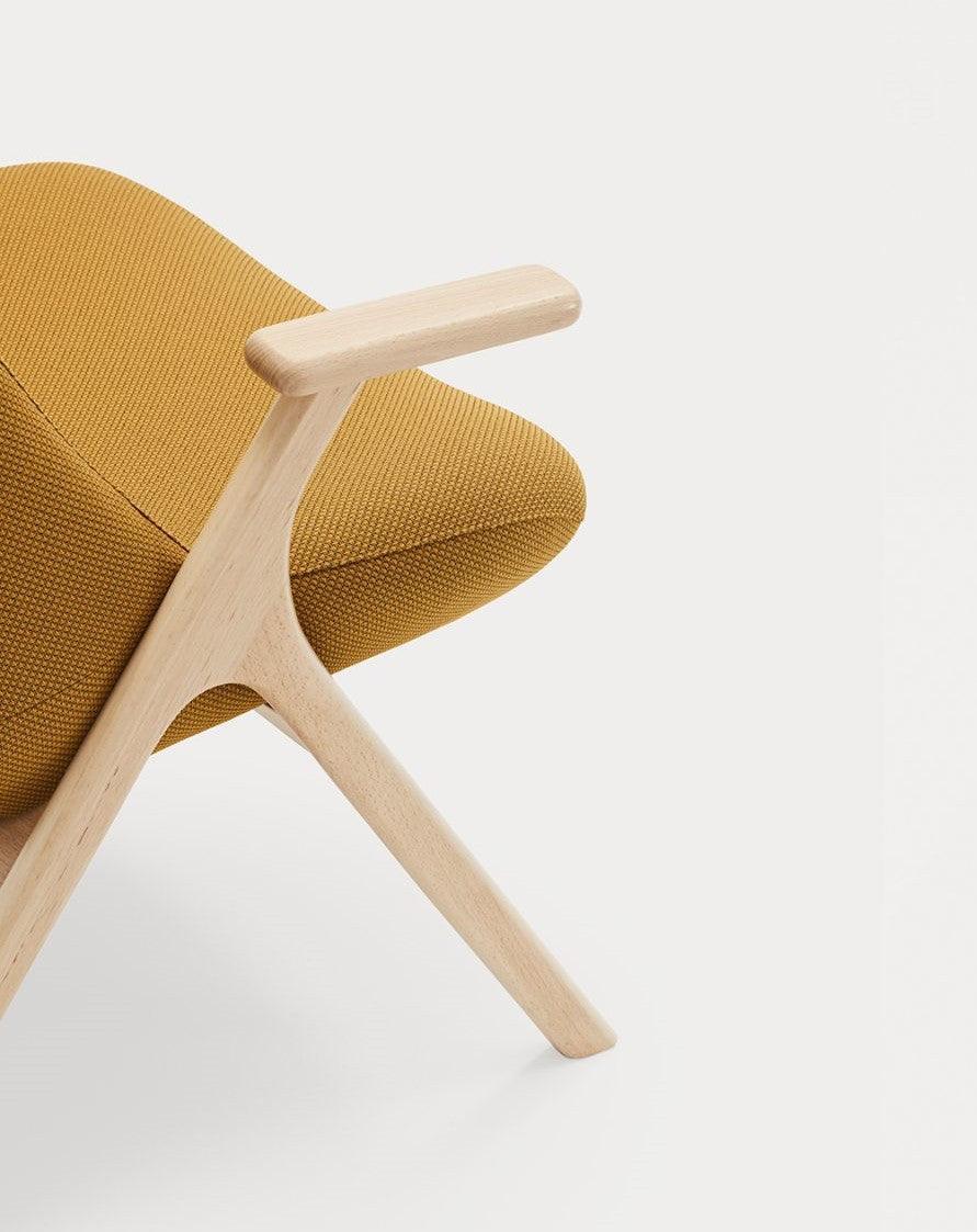 Fotel DINS wysoki musztardowy z drewnianą podstawą Teulat Eye on Design