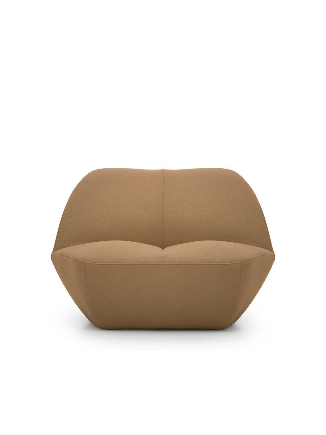 Fotel KISSS tapicerowany do salonu – Moooi
