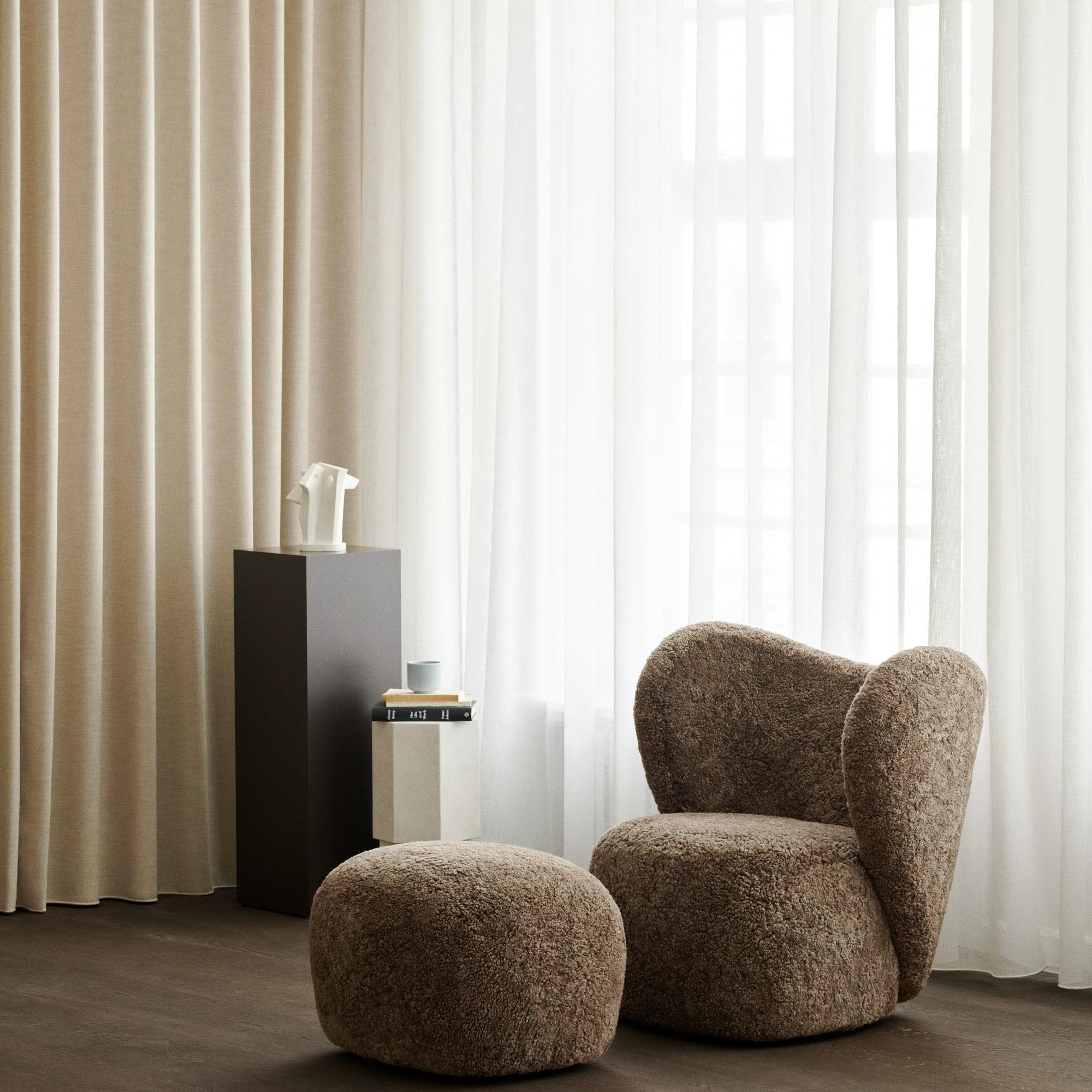 Fotel obrotowy futrzany LITTLE BIG brązowy NORR11 Eye on Design