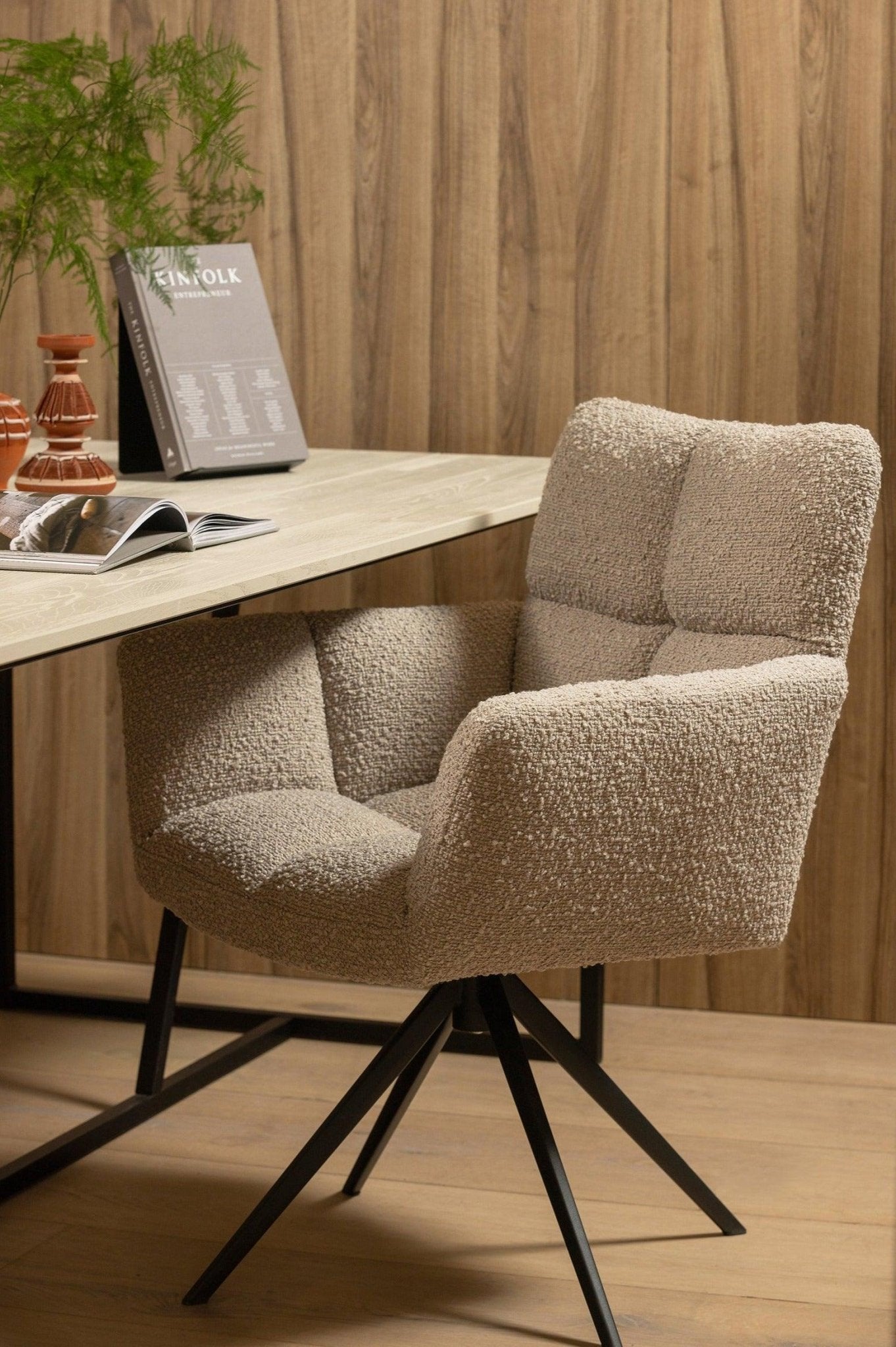 Fotel obrotowy z podłokietnikami VINNY boucle piaskowy Woood Exclusive Eye on Design