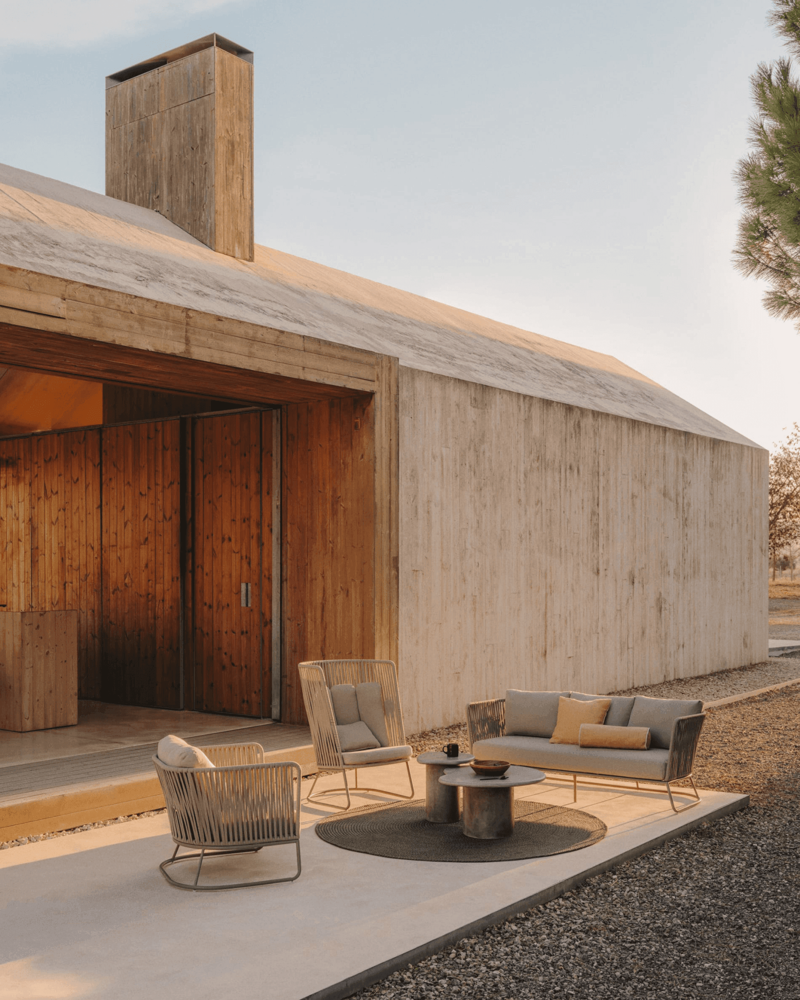 Fotel ogrodowy z wysokim oparciem SACONA oliwkowy La Forma Eye on Design