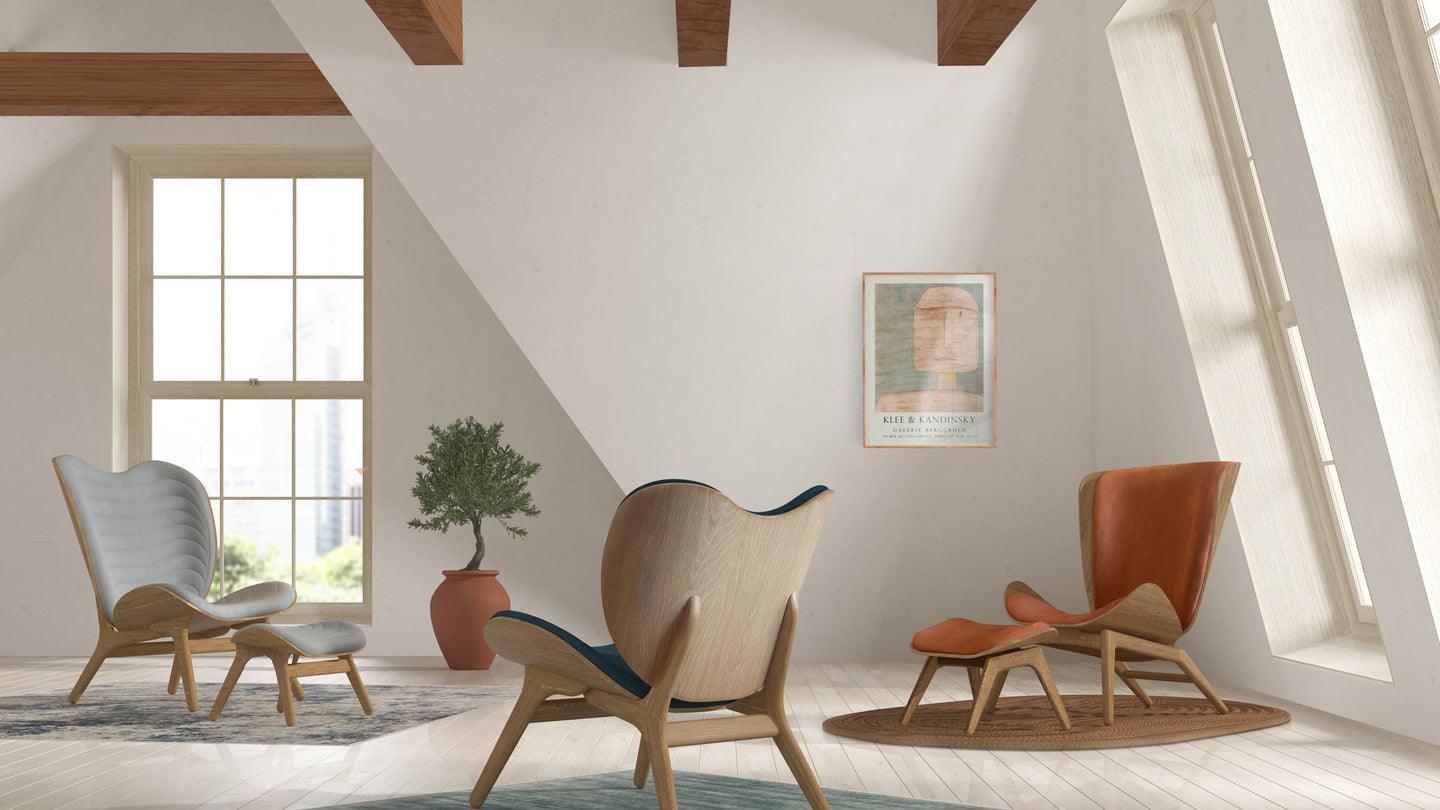 Fotel READER baby blue z dębową podstawą UMAGE Eye on Design