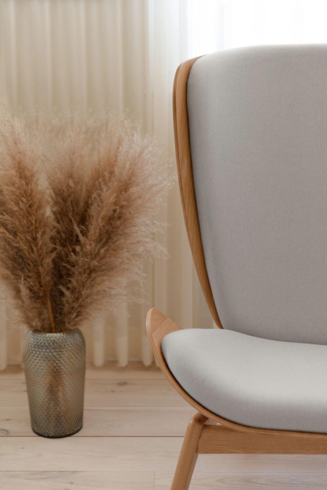 Fotel READER baby blue z dębową podstawą UMAGE Eye on Design