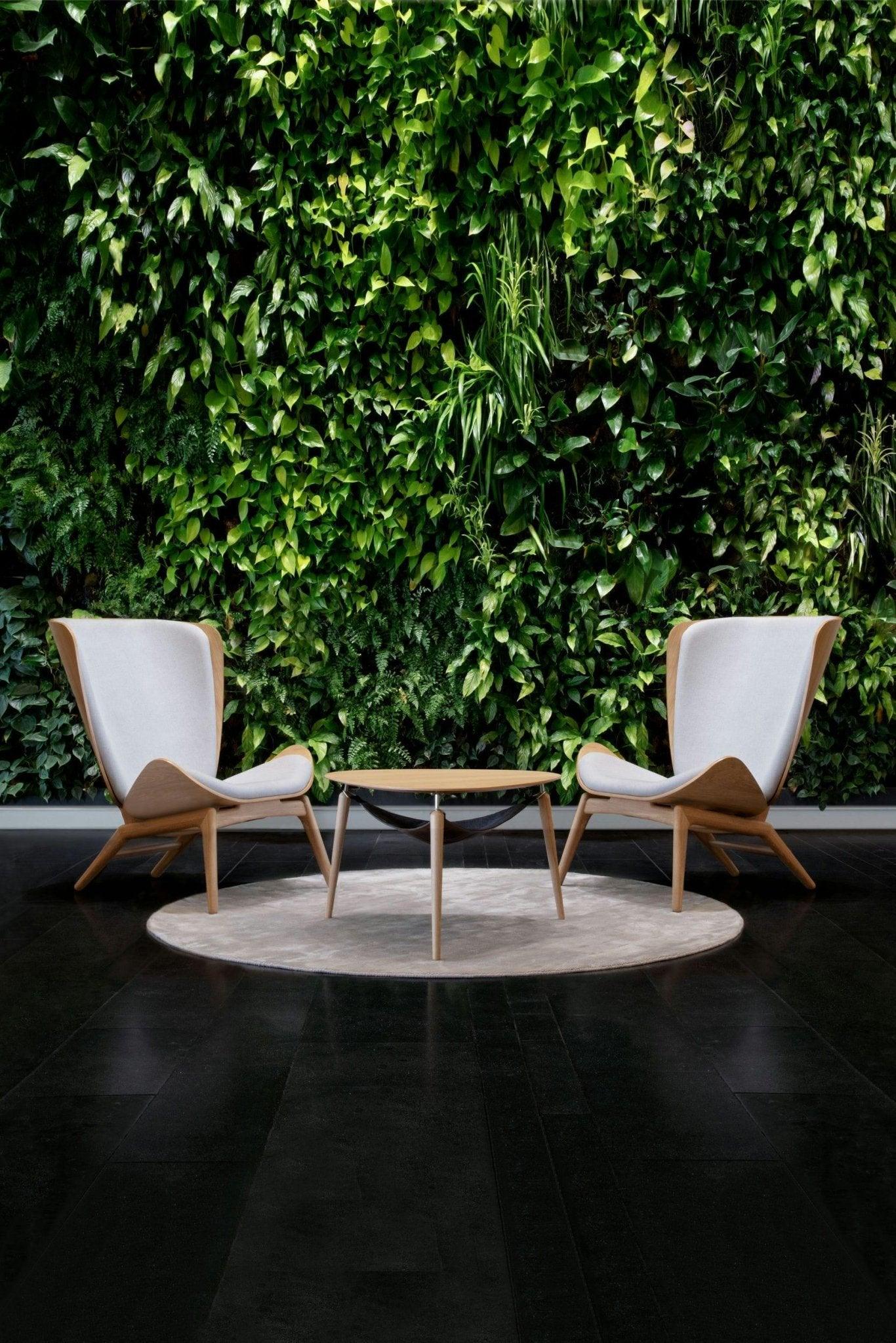 Fotel READER baby blue z dębową podstawą UMAGE Eye on Design