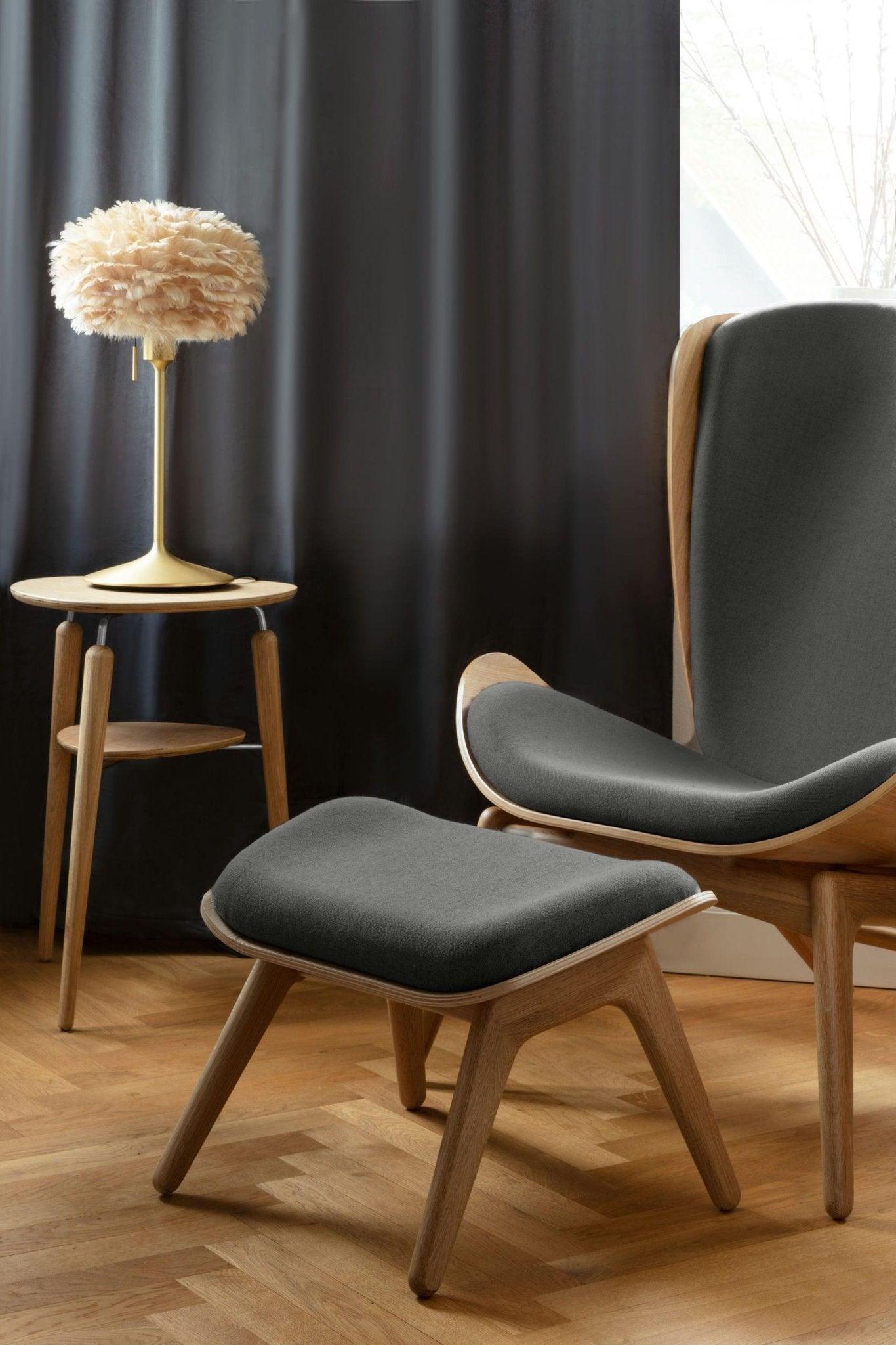 Fotel READER beżowy z ciemno dębową podstawą UMAGE Eye on Design