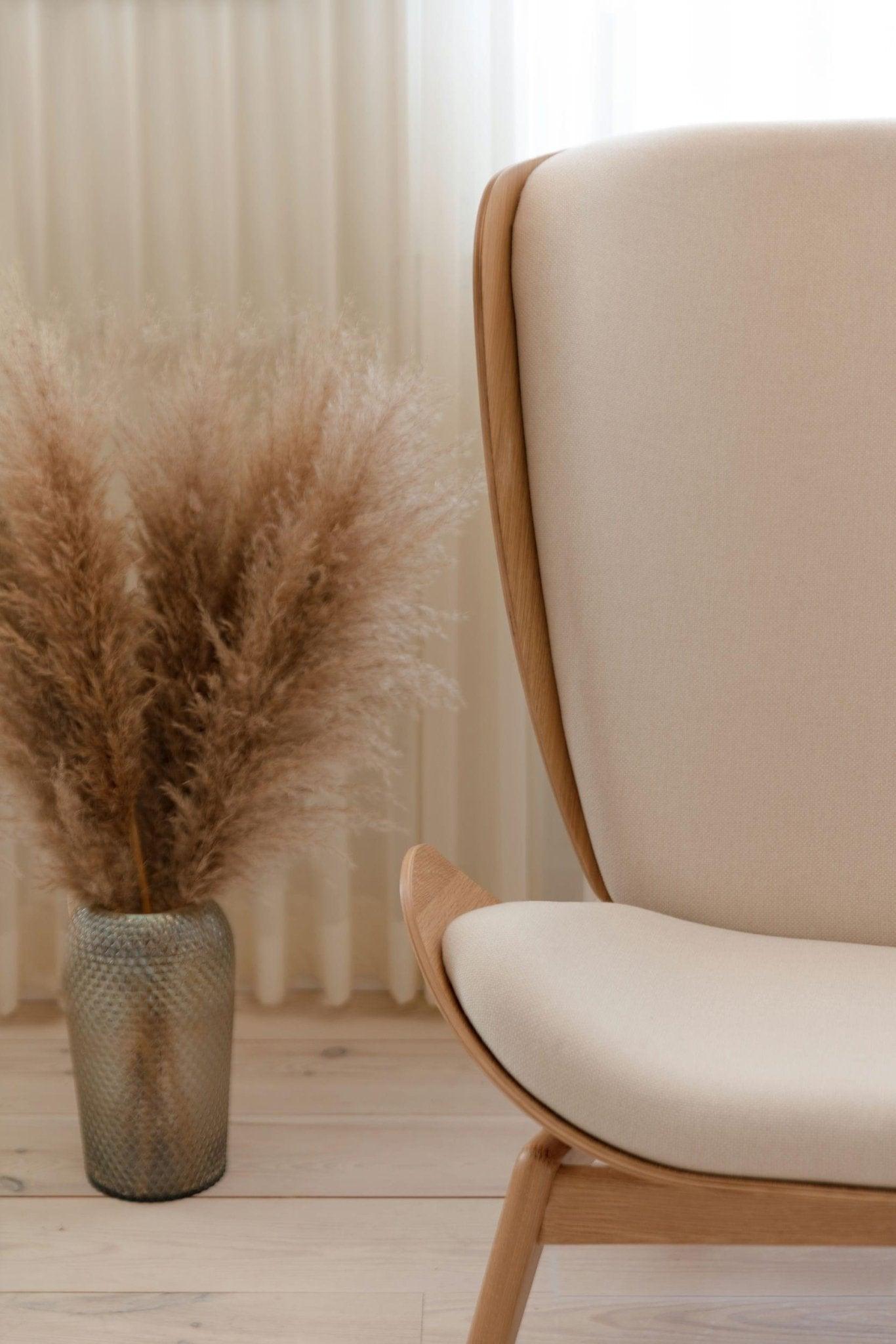 Fotel READER beżowy z dębową podstawą UMAGE Eye on Design