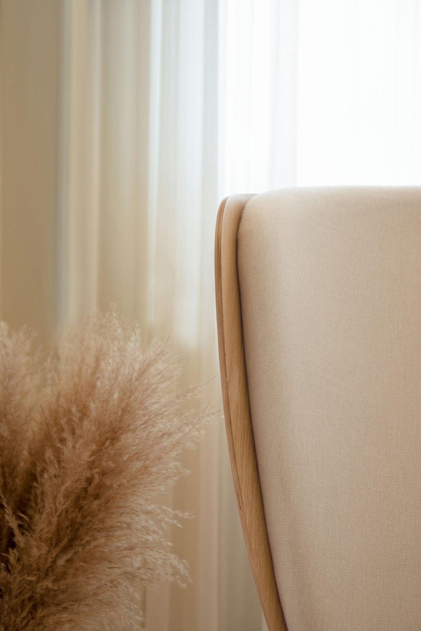 Fotel READER beżowy z dębową podstawą UMAGE Eye on Design