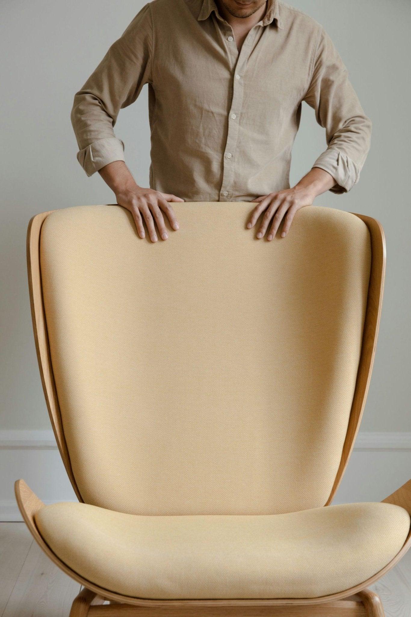 Fotel READER żółty z ciemno dębową podstawą UMAGE Eye on Design
