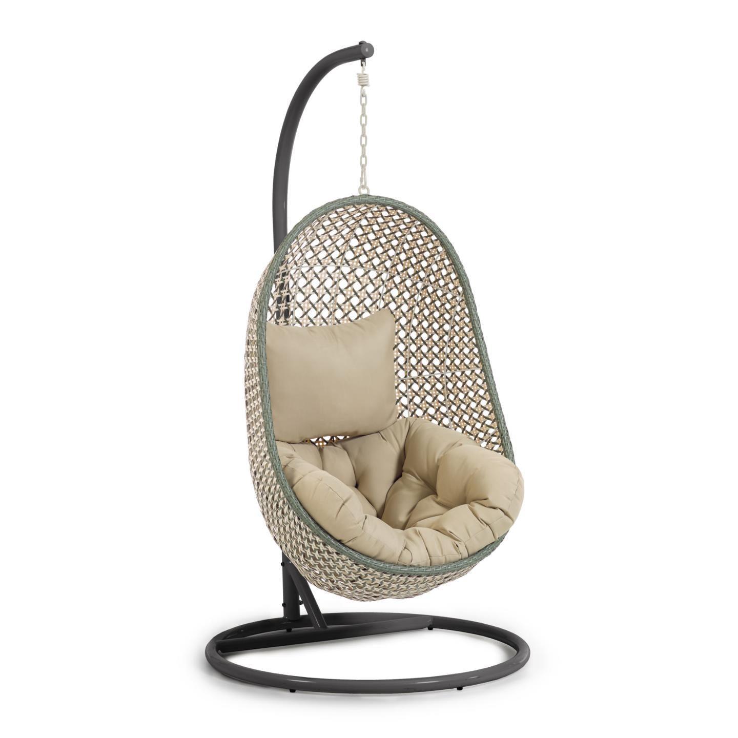 Fotel wiszący CIRA zielony rattan z ciemnoszarą podstawą – Kave Home