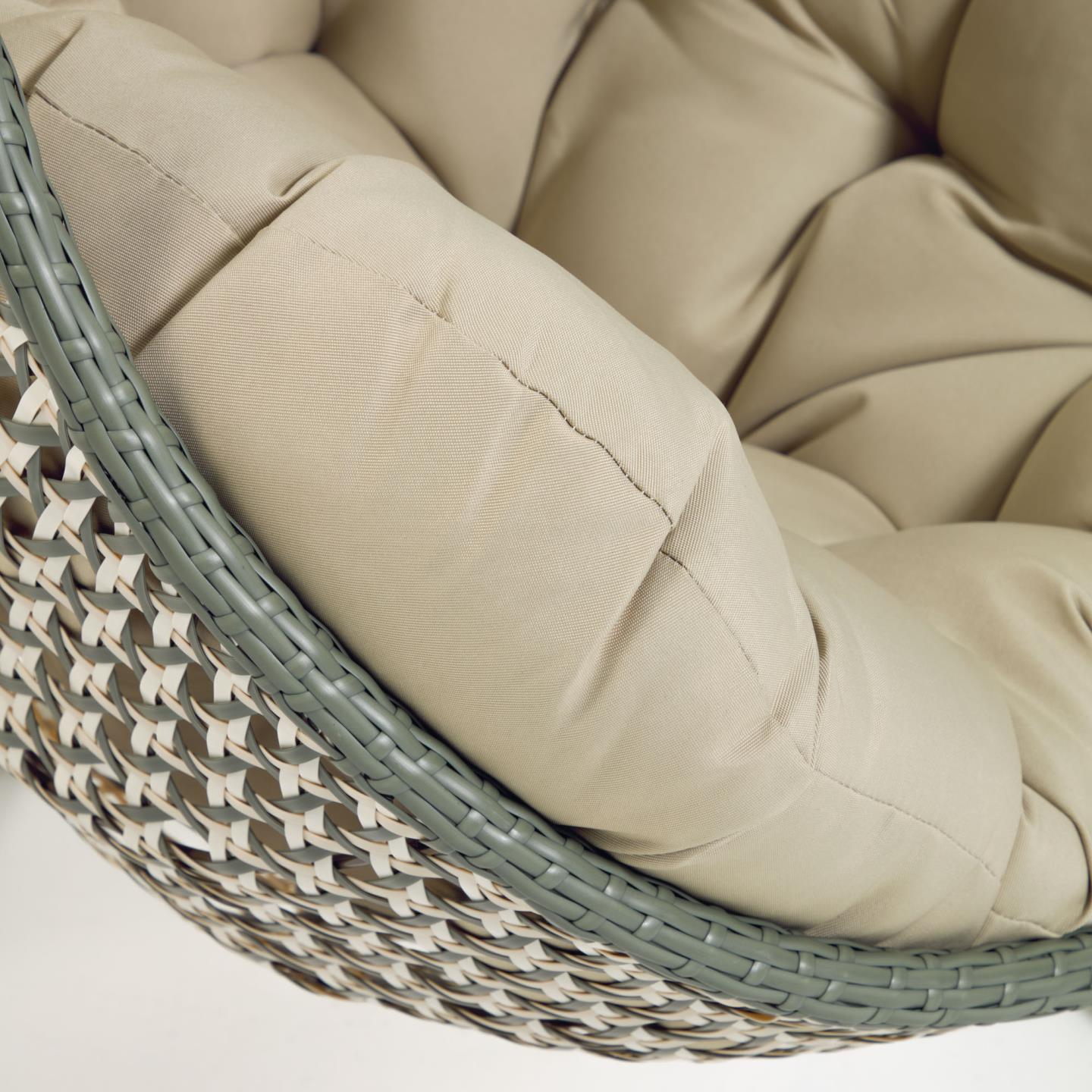 Fotel wiszący CIRA zielony rattan z ciemnoszarą podstawą do salonu
