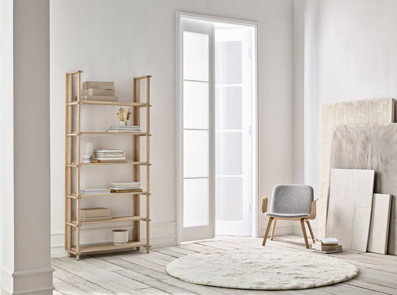 Fauteuil met armleuningen PALM gestoffeerd met een notenhouten basis