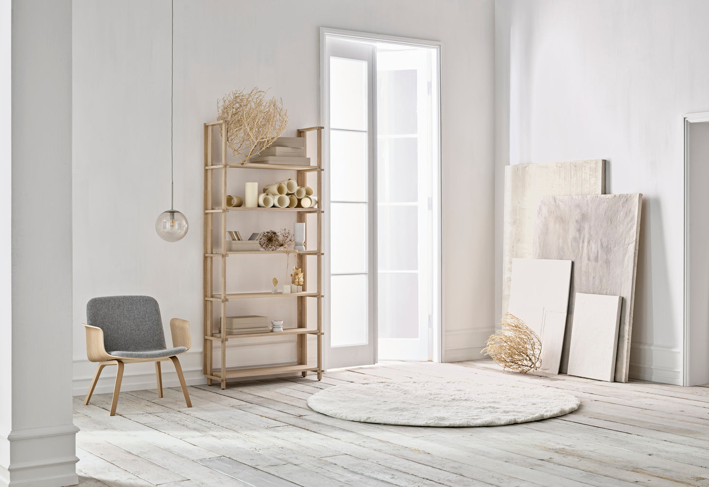 Fauteuil met armleuningen PALM gestoffeerd met een notenhouten basis