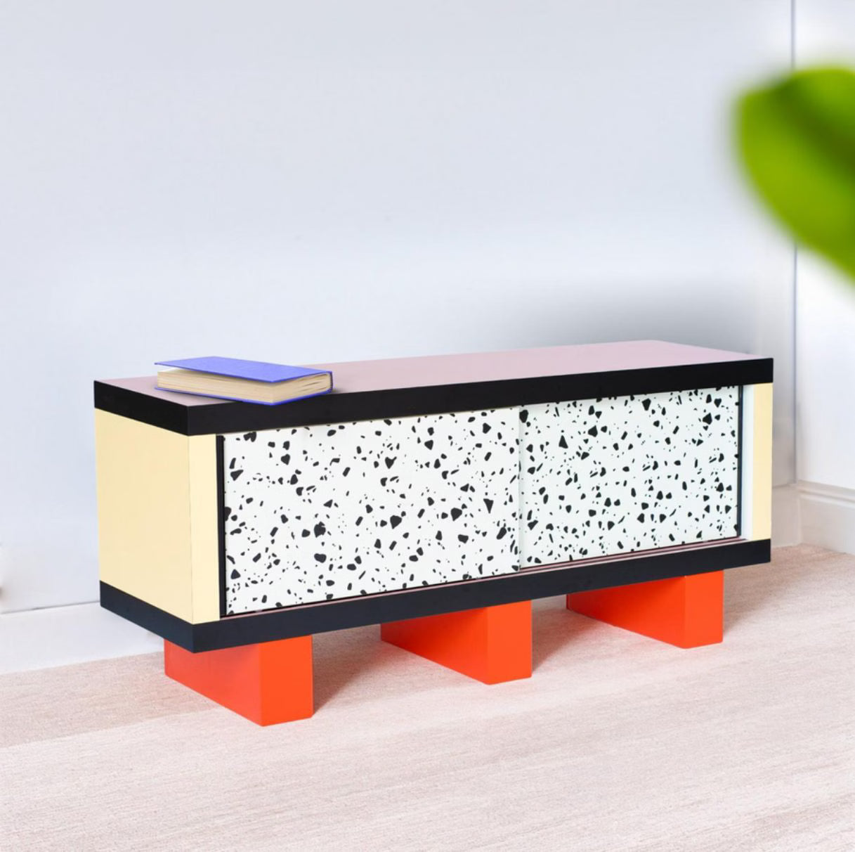 Commode SUPERCABINET TERRAZZO wit met roze en rood