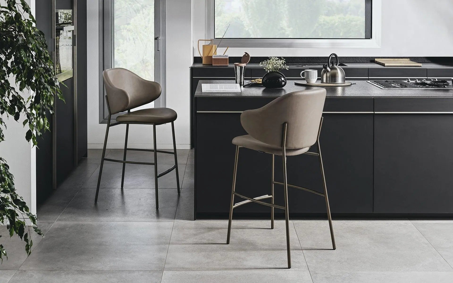 Hoker aksamitny HOLLY piaskowy do kuchni – Calligaris