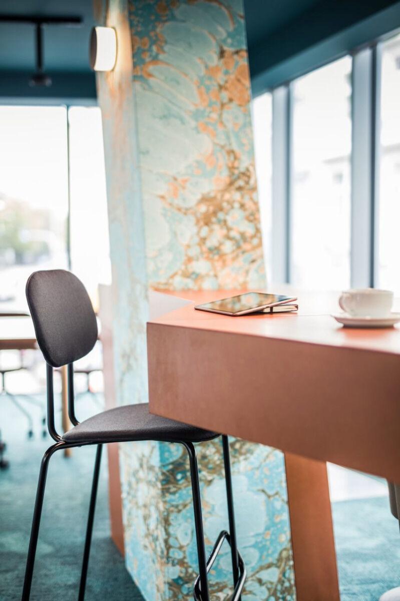 Hoker tapicerowany NEW SCHOOL MDD Eye on Design