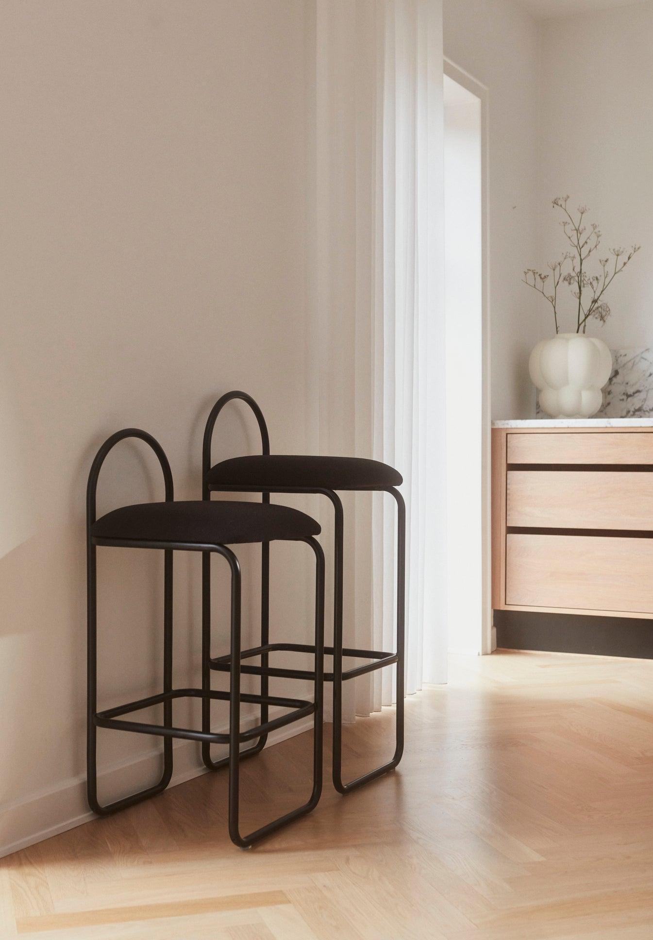 Hoker z tkaniną boucle ANGUI antracytowy AYTM Eye on Design