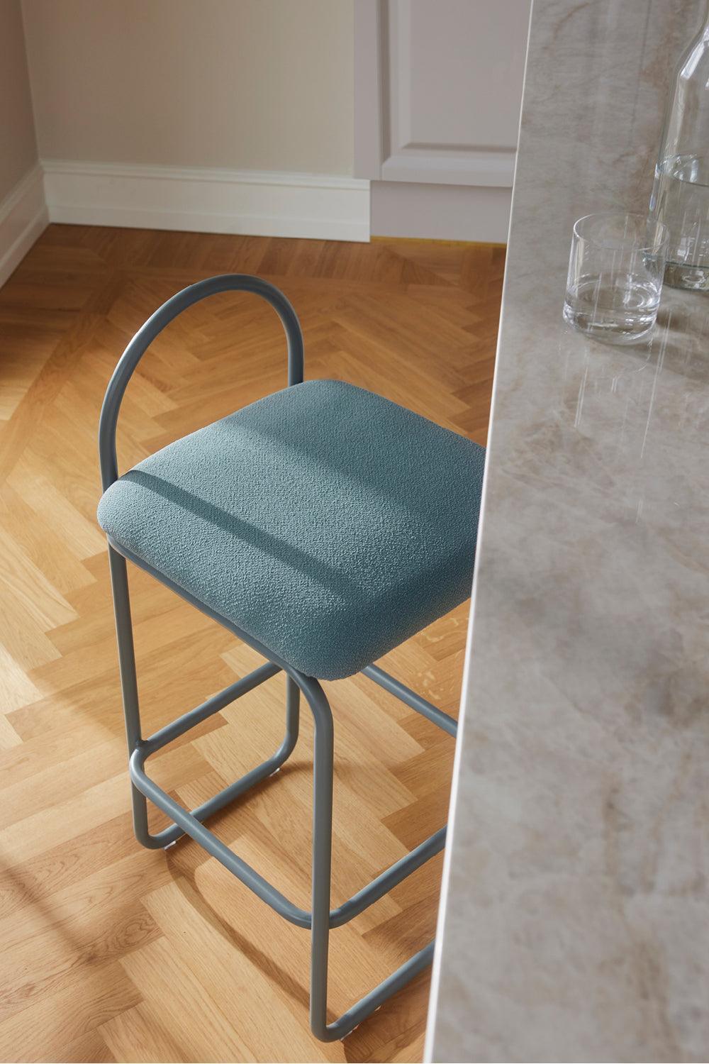 Hoker z tkaniną boucle ANGUI niebieski AYTM Eye on Design