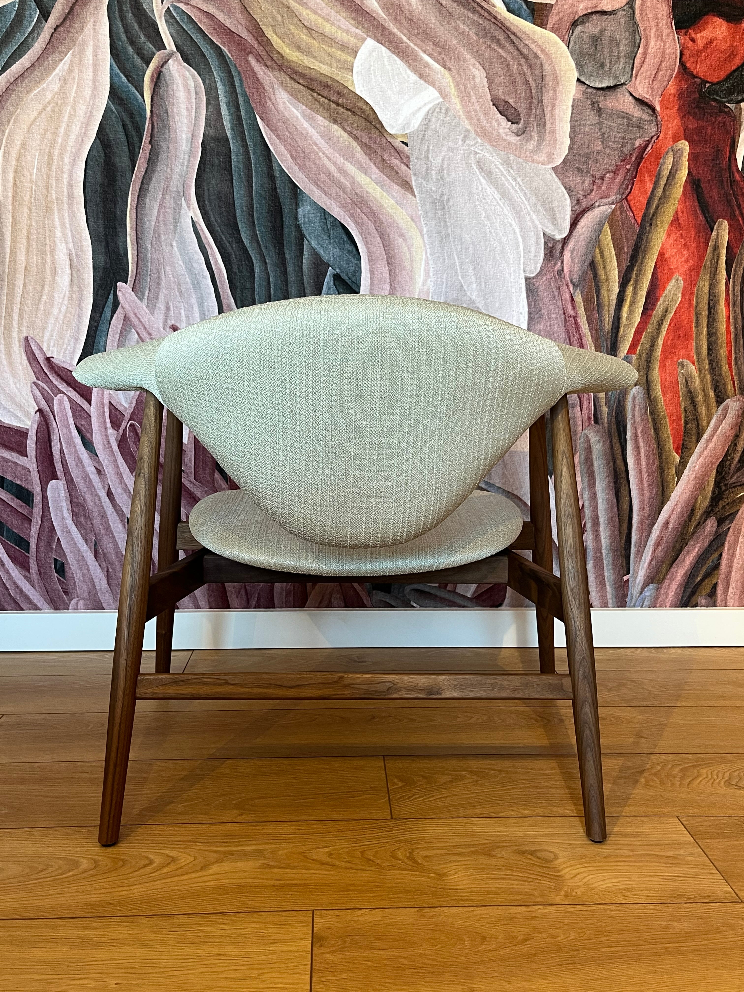 MASCULO Armchair in Beige with Walnut Base