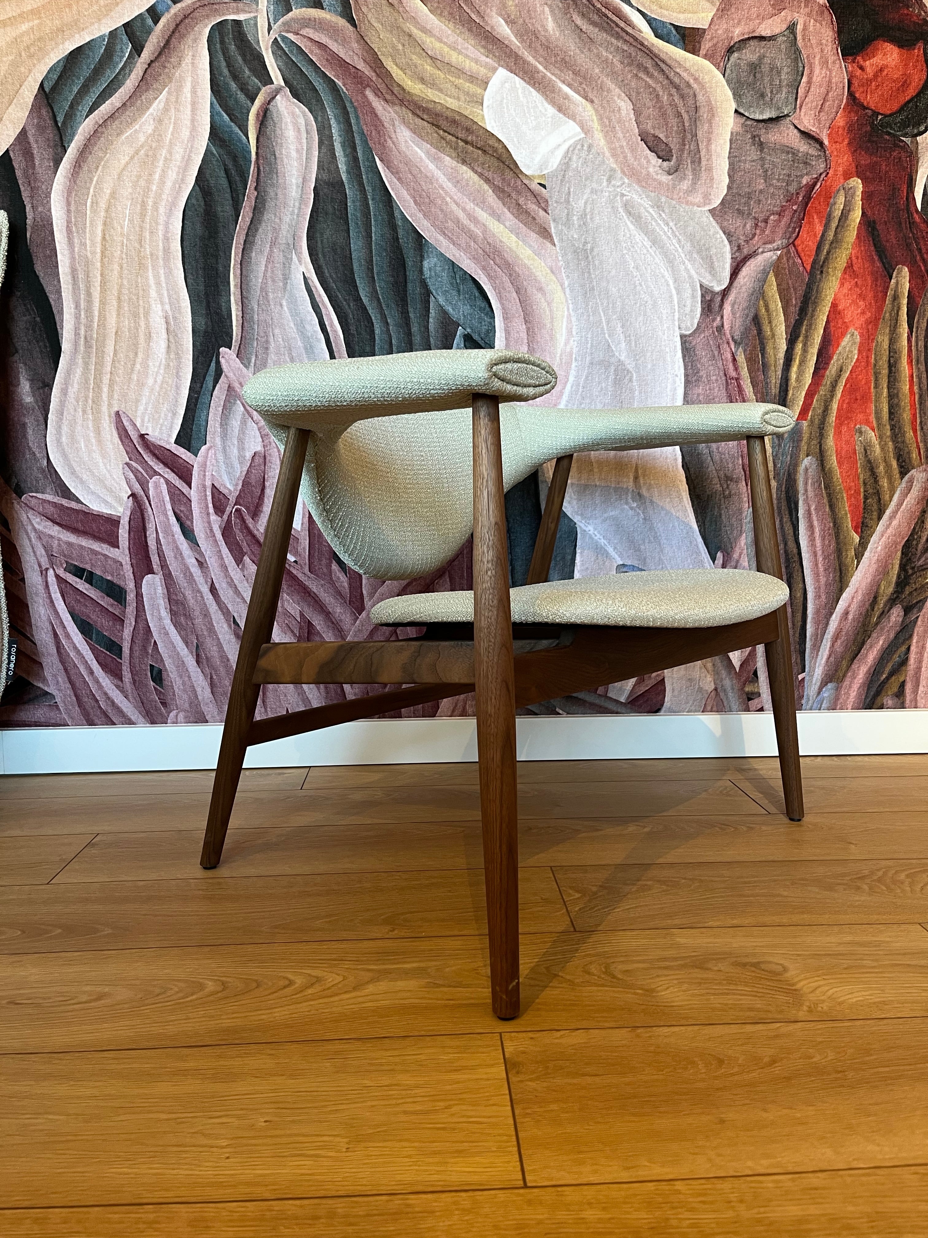 MASCULO Armchair in Beige with Walnut Base