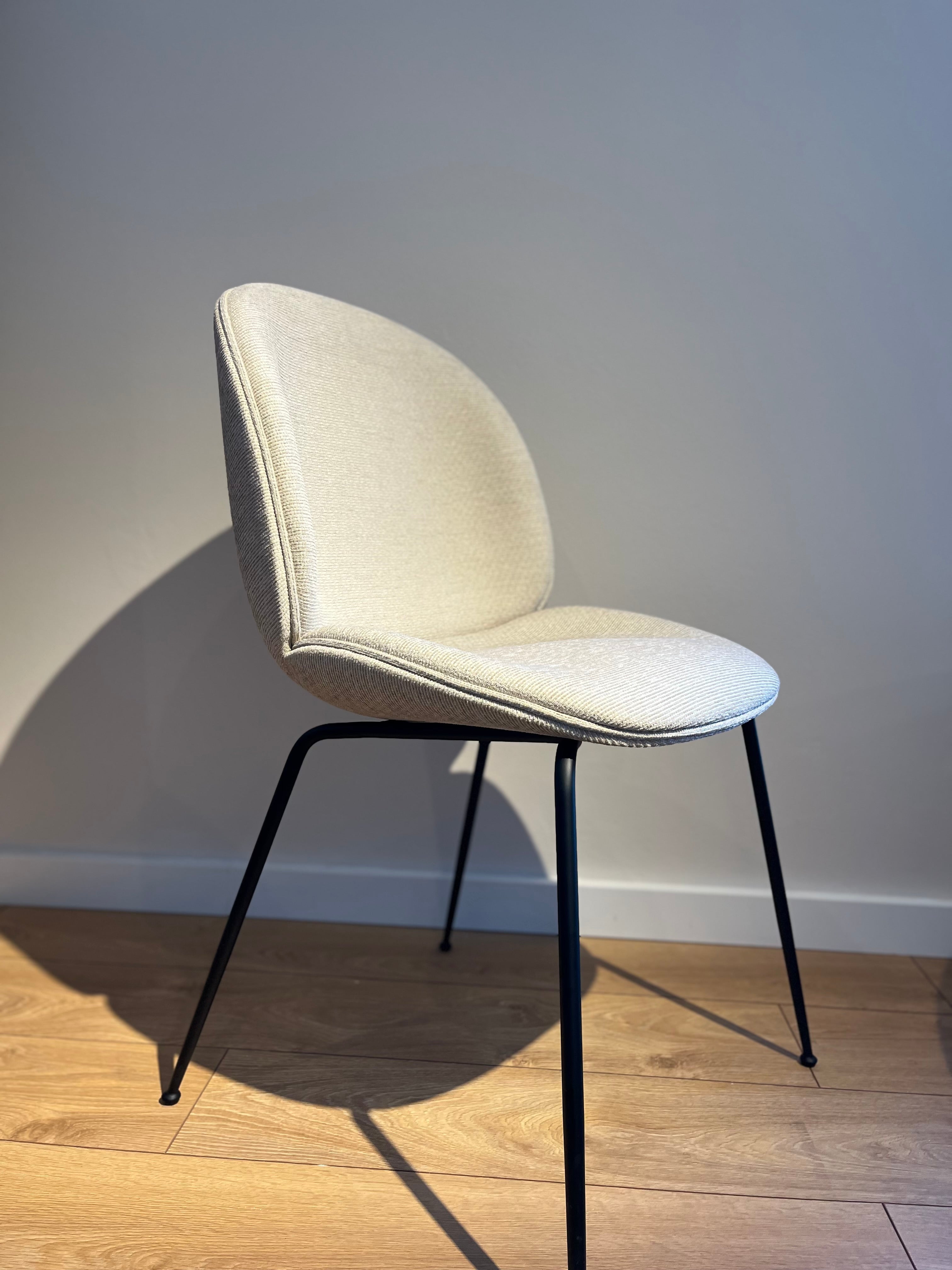 BEETLE Chair beige with black metal base