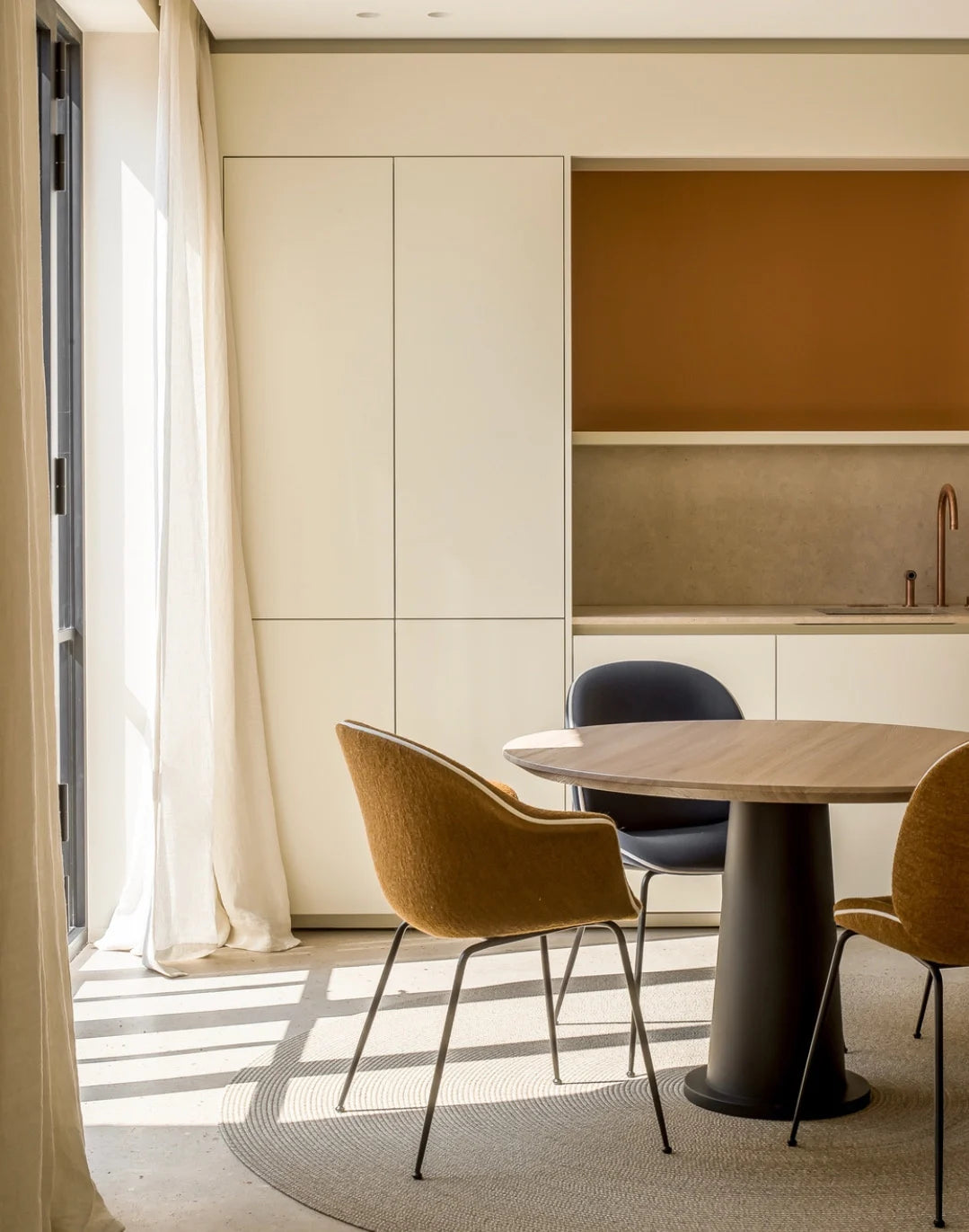 Stoel BAT donkergrijs met metalen basis