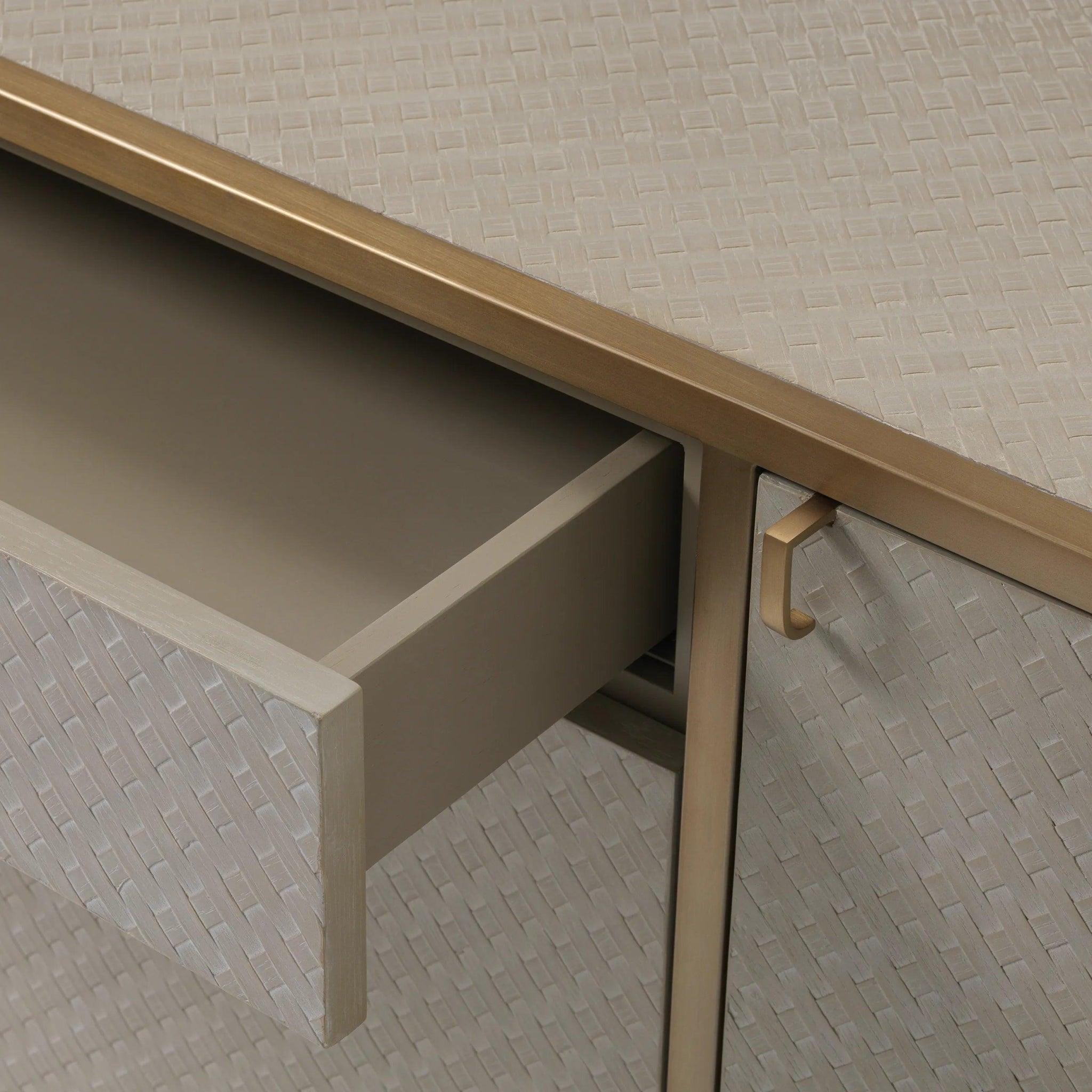 Komoda NAPA VALLEY jasnobrązowy fornir dębowy z mosiężnym wykończeniem Eichholtz Eye on Design