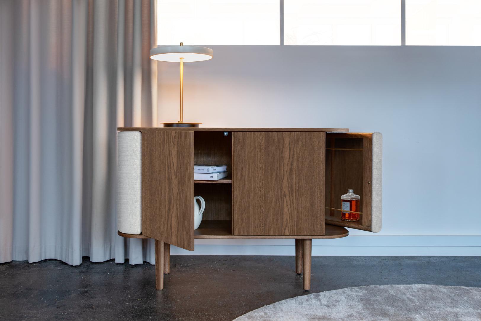 Komoda TREASURES karmelowy z ciemnym dębem UMAGE Eye on Design