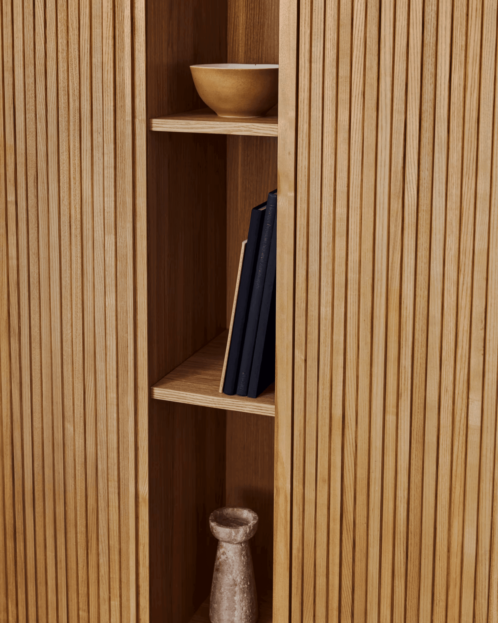 Komoda wysoka MAILEN okleina jesionowa La Forma Eye on Design