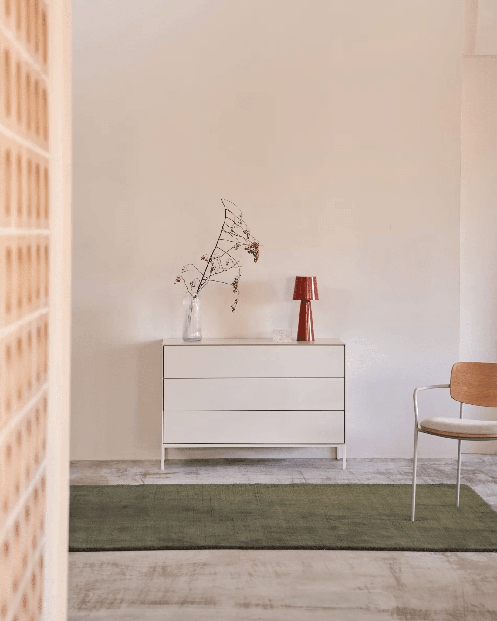 Komoda z szufladami VEDRANA biały do salonu – Kave Home