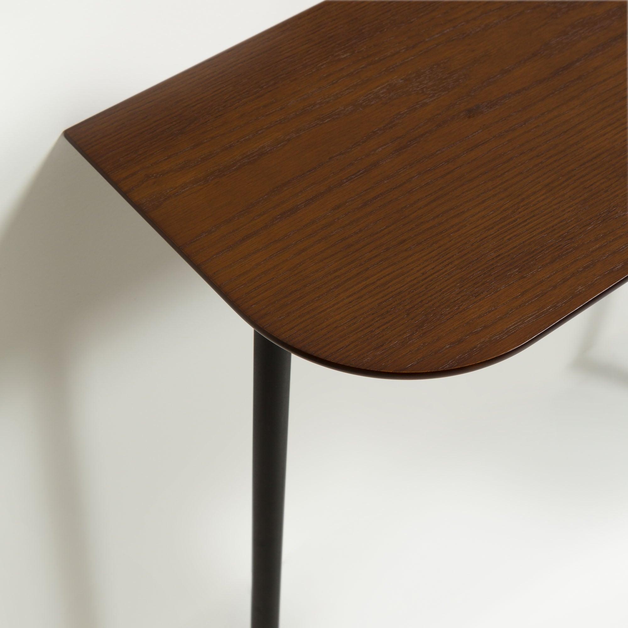 Konsola MARCOLINA fornir dębowy z czarną podstawą La Forma Eye on Design