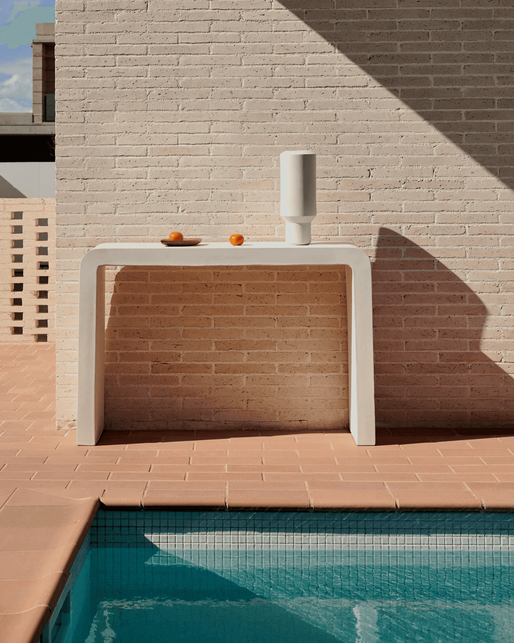 Konsola z cementu AIGUABLAVA biały La Forma Eye on Design