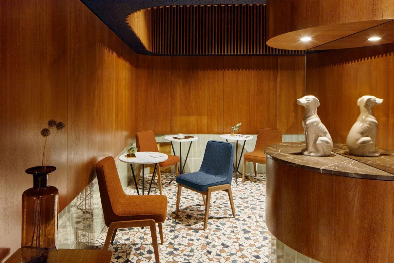 Krzesło 200-125 VAR zielony w tkaninie Boucle Bottle Green 366 concept Eye on Design