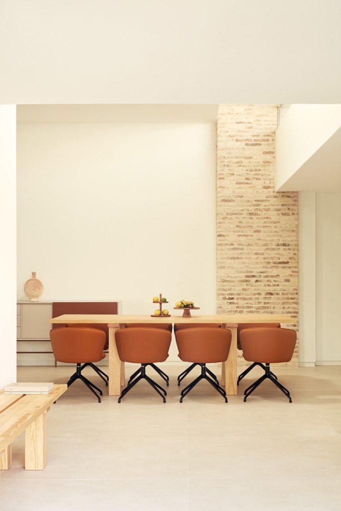 Krzesło ADD ekoskóra terracotta z czarną podstawą Teulat Eye on Design