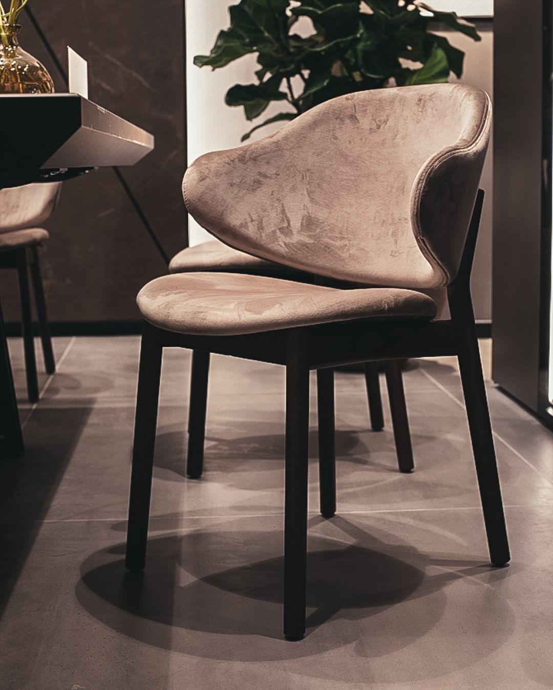 Krzesło aksamitne HOLLY ciemnozielony z drewnianą podstawą Calligaris Eye on Design