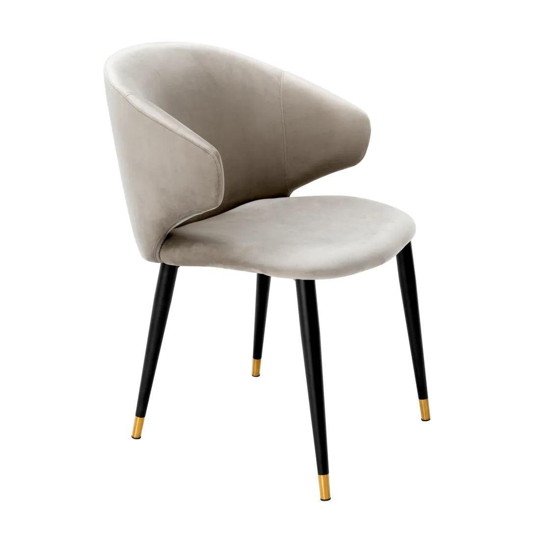 Krzesło aksamitne z podłokietnikami VOLANTE beżowy Eichholtz Eye on Design